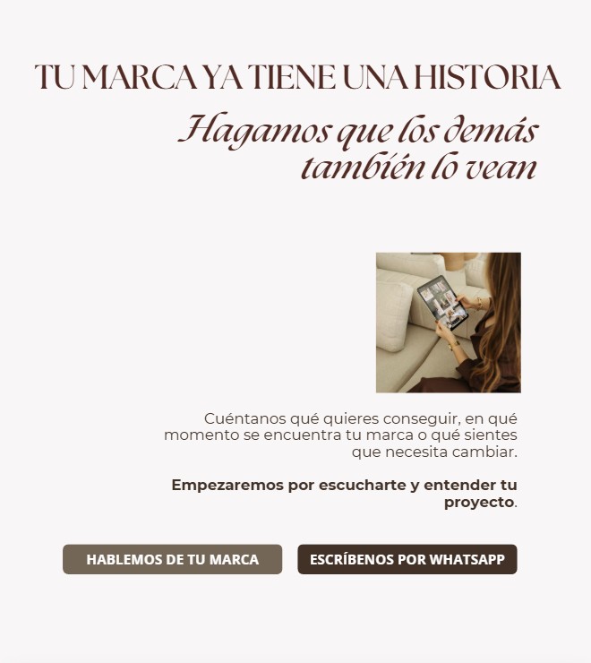 Persona sentada en un sofá usando una tablet con fotografías y una mano con reloj visible